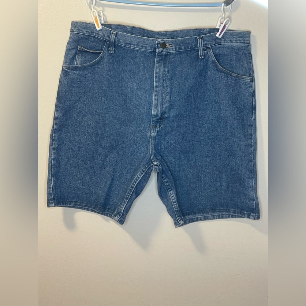 - Wrangler Men’s Relaxed Fit  Medium Wash Blue Jeans Shorts Size 42 (42x8.…